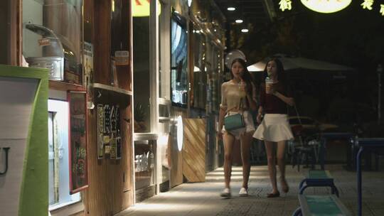 两美女喝奶茶逛街视频素材模板下载