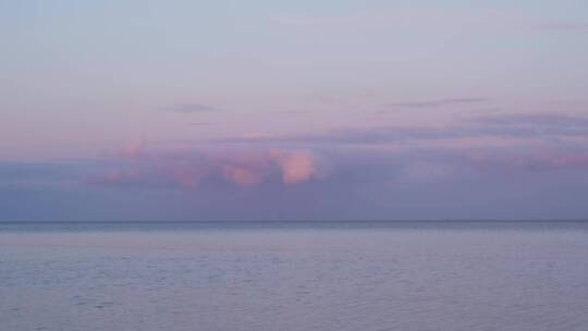 夕阳傍晚彩霞湖面树枝