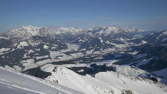 白雪覆盖的阿尔卑斯山全景