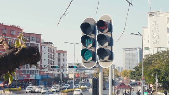 城市道路十字路口车流等待红绿灯