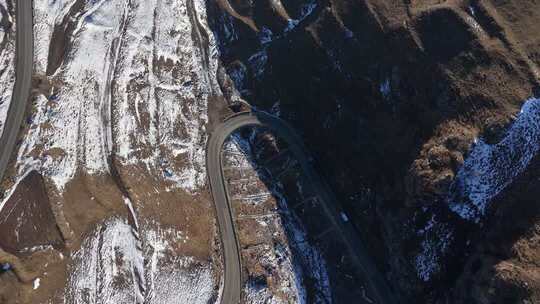 雪山山谷间的蜿蜒公路