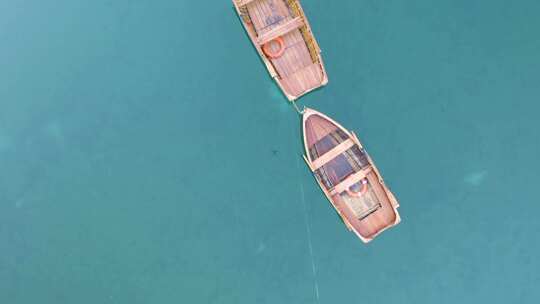 无人机飞过意大利著名布雷湖白云石上的木排船