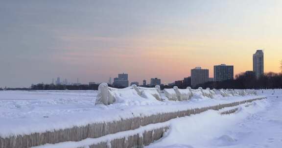 冰湖旁积雪覆盖的小路