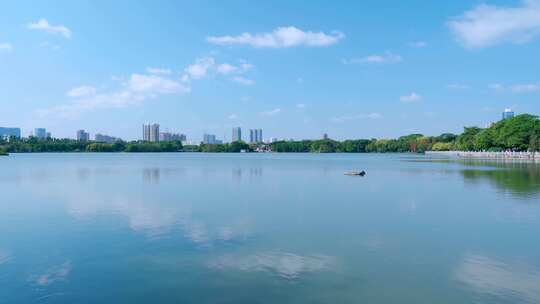 广州海珠湖公园蓝天白云与城市高楼建筑