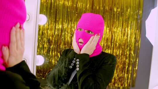 一个戴着粉色巴拉克拉法帽的年轻震惊的女人视频素材模板下载