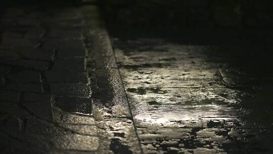 下雨夜晚街道地砖积水反光倒影雨滴