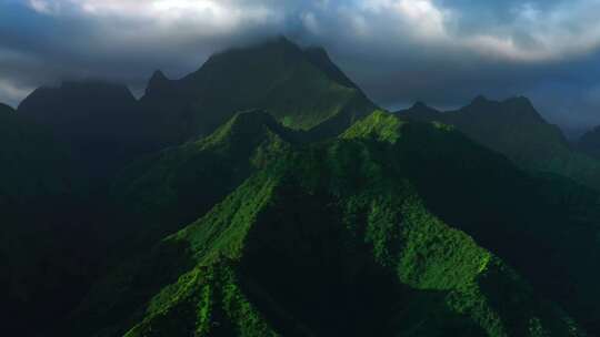 日落光高耸的山峰山谷城镇村庄Teahup