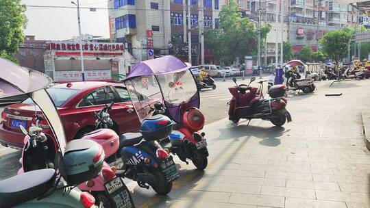 疫情小区核酸检查路上行人车辆门店