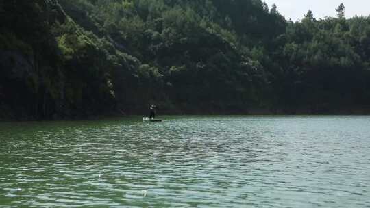 浙江温州泰顺县山水间划竹排