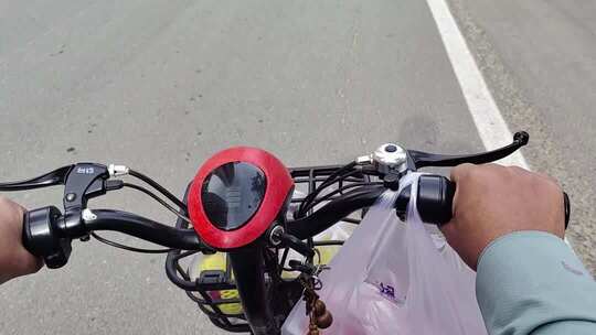 骑行视角下的公路画面