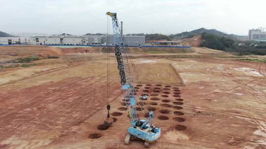 4K建筑工地夯土后八轮运土