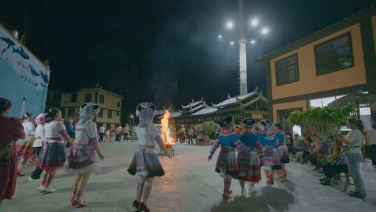 民族节日云南屏边火把节苗族围绕火堆舞蹈