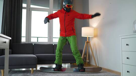 穿滑雪服在室内滑雪