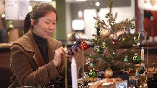 中年女性在商店选购圣诞节礼物