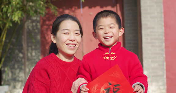 中国人母子家门口拜年新年快乐