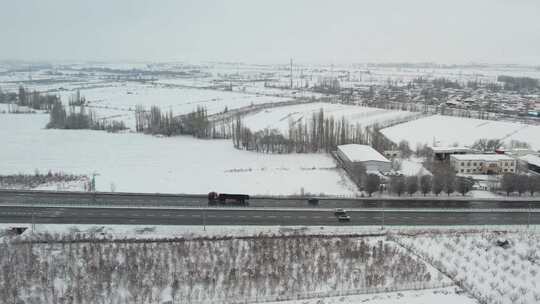 雪后乡村公路的景象