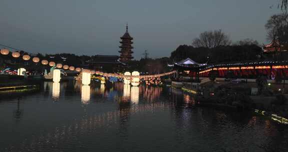 苏州盘门古典建筑旁水面上的多彩灯笼夜景