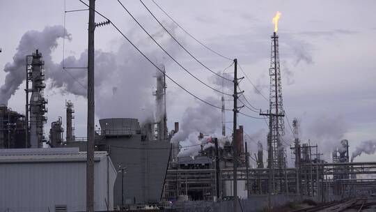 炼油厂向天空排放烟雾