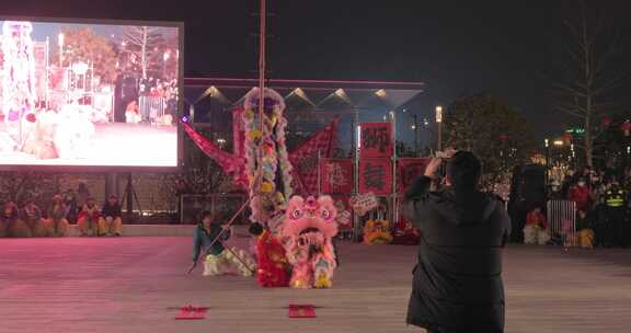 夜晚南派户外佛山醒狮舞狮表演场景