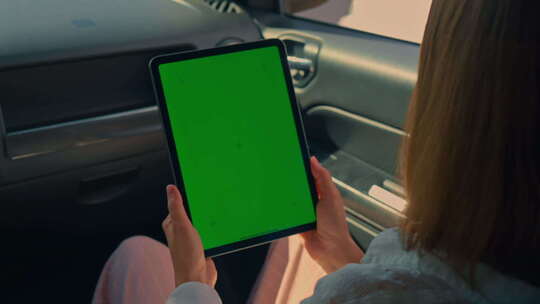 女士在汽车中使用平板电脑视频素材模板下载