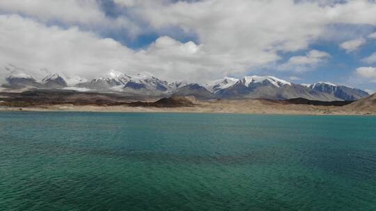 西藏喀什盘龙古道雪山湖泊风光