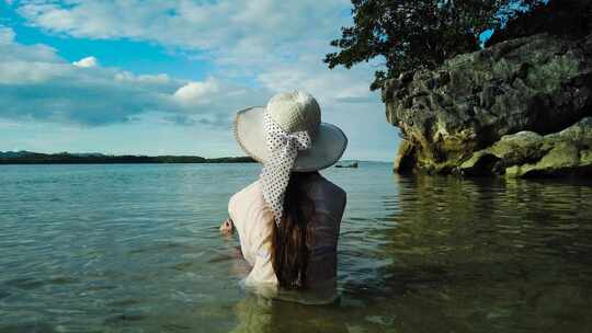 海滩上戴帽子的女孩