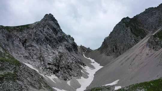 航拍雪白的山脉视频素材模板下载