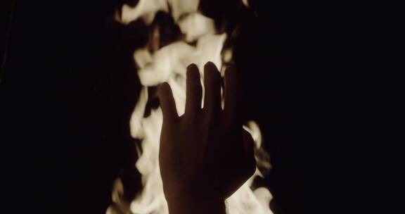 火焰前取暖的手掌
