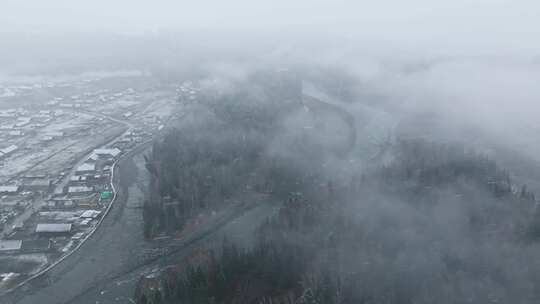 航拍大雪纷飞的新疆禾木村