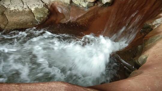 天然河水水流