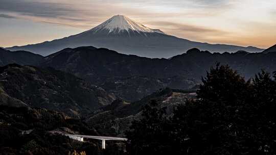 富士山远景下的水域及桥梁