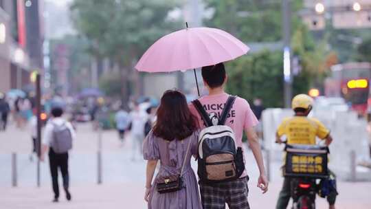 情人节下雨天撑伞约会的情侣视频素材模板下载