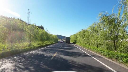 驾车开车乘车行驶在城市道路上第一视角