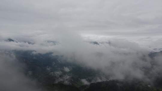 用无人机在山区上空穿越云层