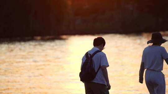 夕阳下湖面拍照打卡