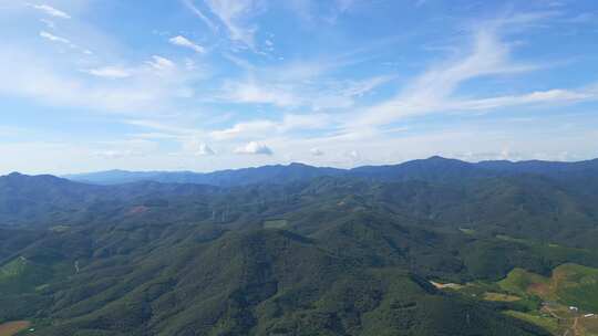 群山环绕的自然风光鸟瞰全景