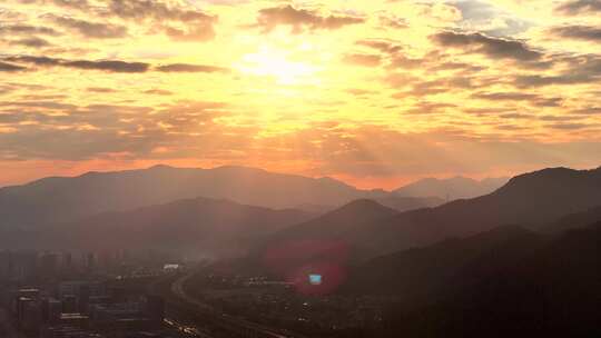 山区城市日出云海