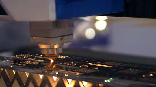 工业激光切割机对金属板进行切割特写视频素材模板下载