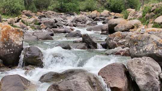 山间溪流与岩石自然景观