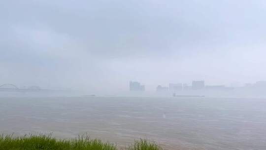 春季长江烟雨迷蒙景观延时