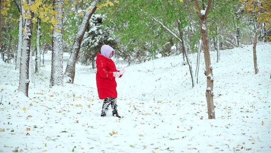 冬天在公园雪地里奔跑的中国女孩形象