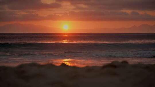 大海夕阳日出日落海浪翻滚慢镜头海鸥飞翔视频素材模板下载