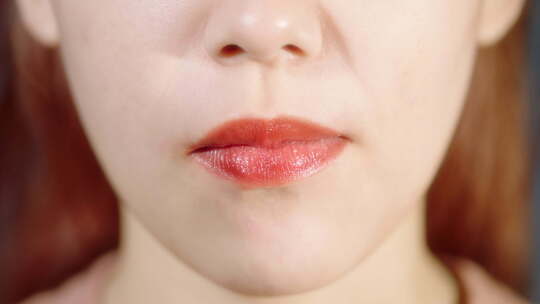 女模特抹完口红吃各种东西的嘴部特写
