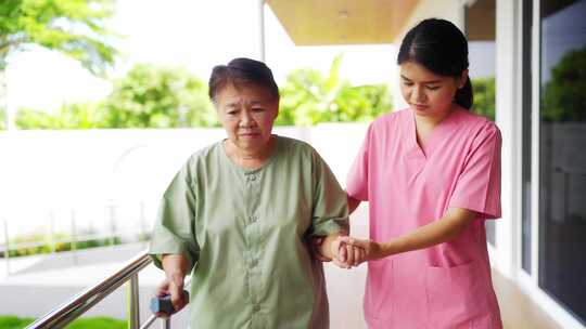 老年妇女和她的照顾者在家庭护理。视频素材模板下载