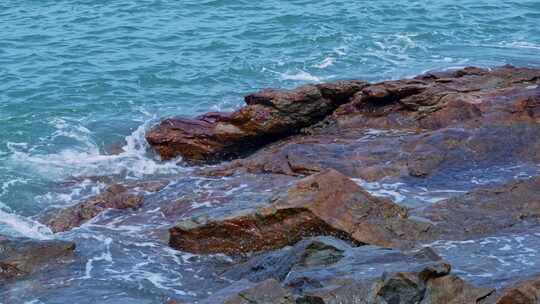 海浪海水冲刷拍打海滩礁石