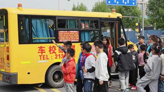 学生放学上下校车