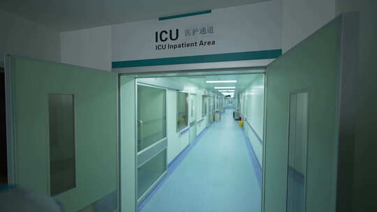 穿着防护服的医护人员穿梭于ICU重症监护室视频素材模板下载
