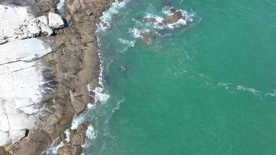 大海航拍海岸线风光海水冲刷礁石拍打岩石