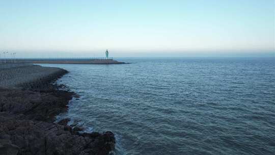 海边灯塔航拍 大海和海岸的灯塔