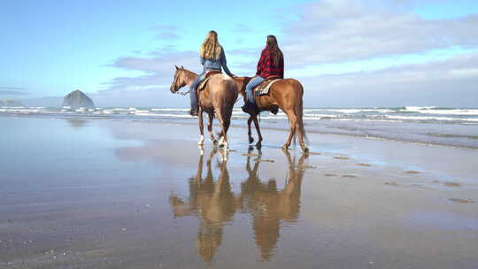 海滩上骑马的女人视频素材模板下载
